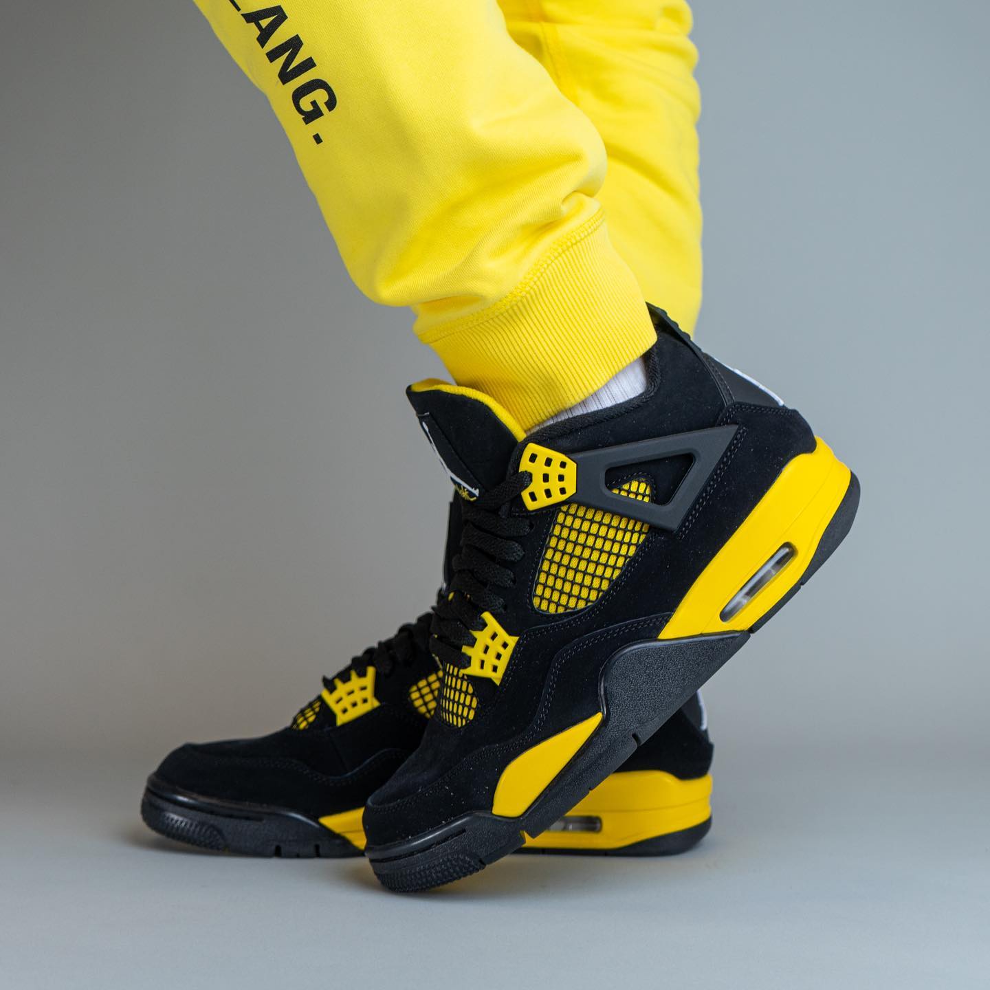 Air Jordan 4 Retro Thunder (2023)