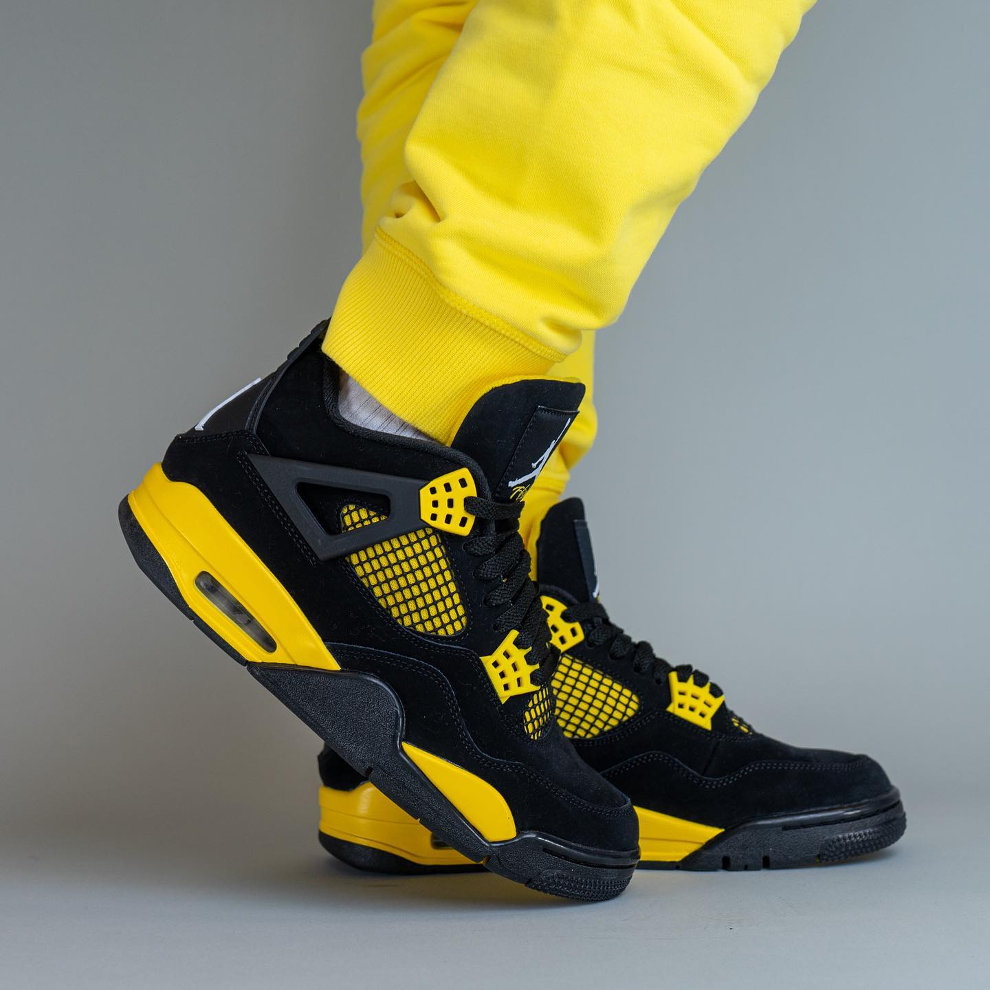 Air Jordan 4 Retro Thunder (2023)