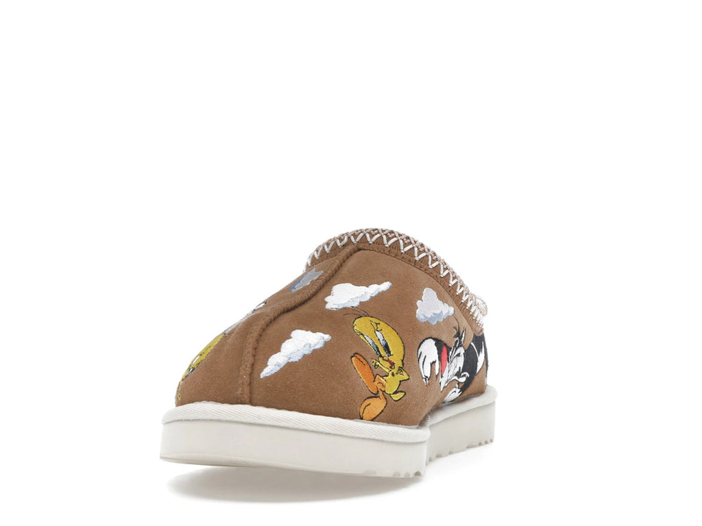 tenisky a boty UGG Tasman Slipper Palace x Looney Tunes Chestnut 1181910-CHE ADONIO